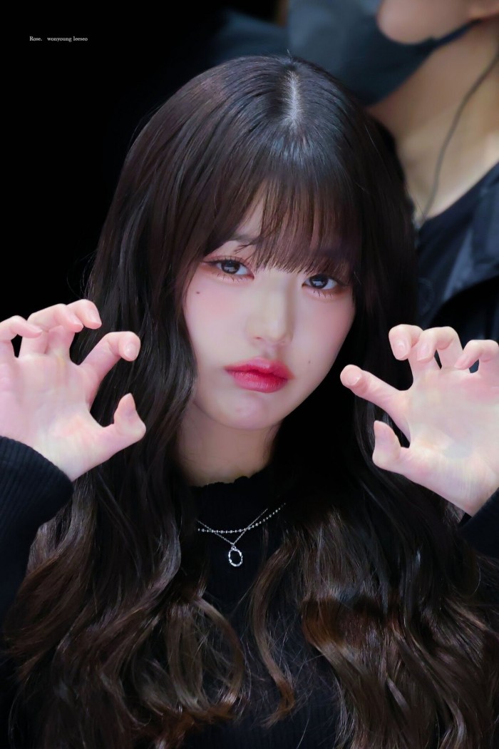 20240211_092848.jpg 어제 명절에도 근무한 장원영 팬싸인회